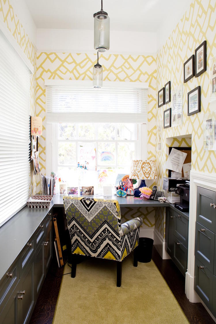 comment decorer son bureau maison papier peint motif jaune fauteuil tapisserie decorative