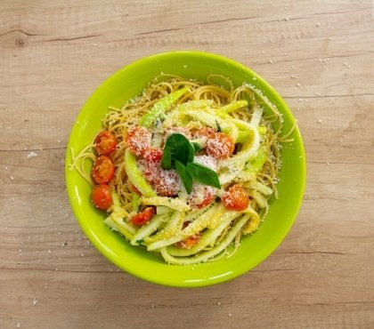 comment préparer pâtes aux courgettes tomates cerises parmesan basilic
