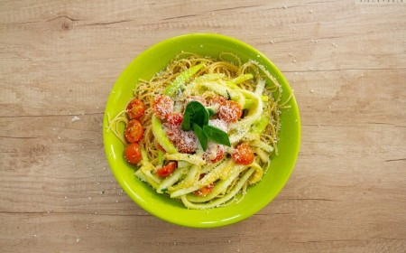 comment préparer pâtes aux courgettes tomates cerises parmesan basilic