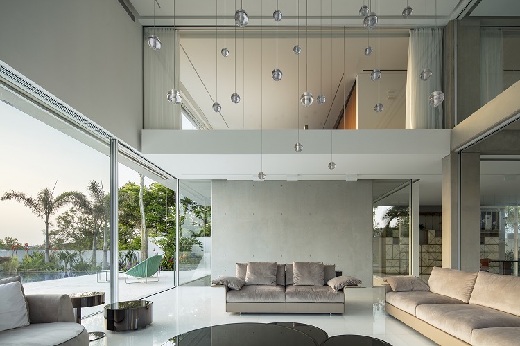 décoration minimaliste baies vitrées salon cosy suspensions modernes
