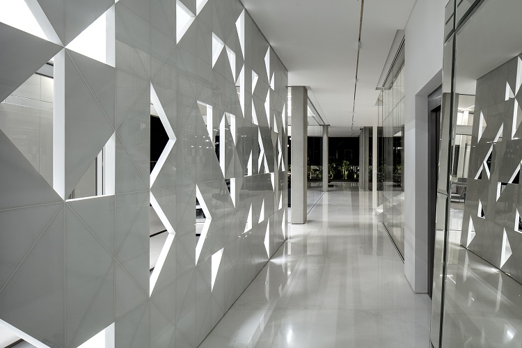 décoration minimaliste blanc maison contemporaine mur perforé