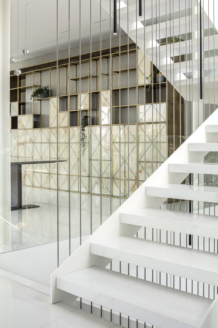 décoration minimaliste cloison escalier blanc meuble design suspensions