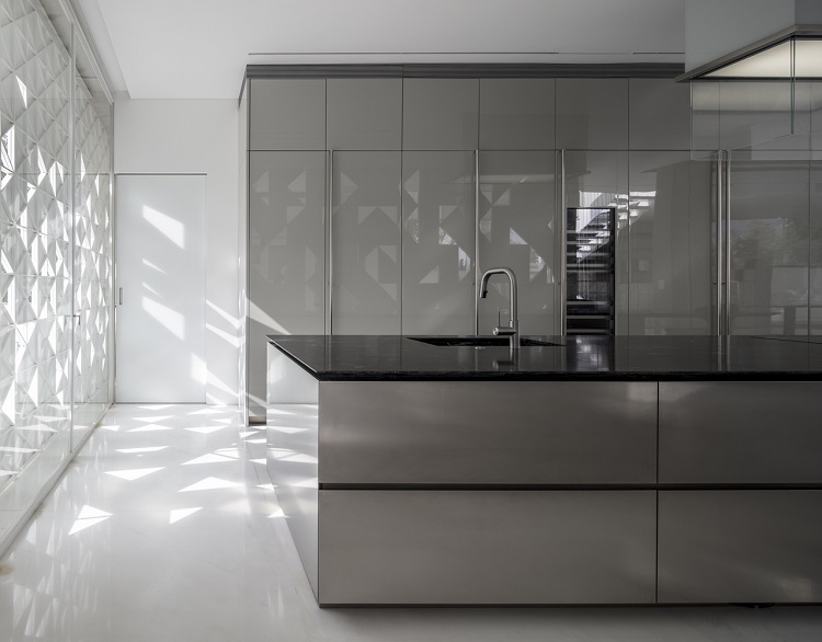décoration minimaliste cuisine grise mur en aluminium perforé