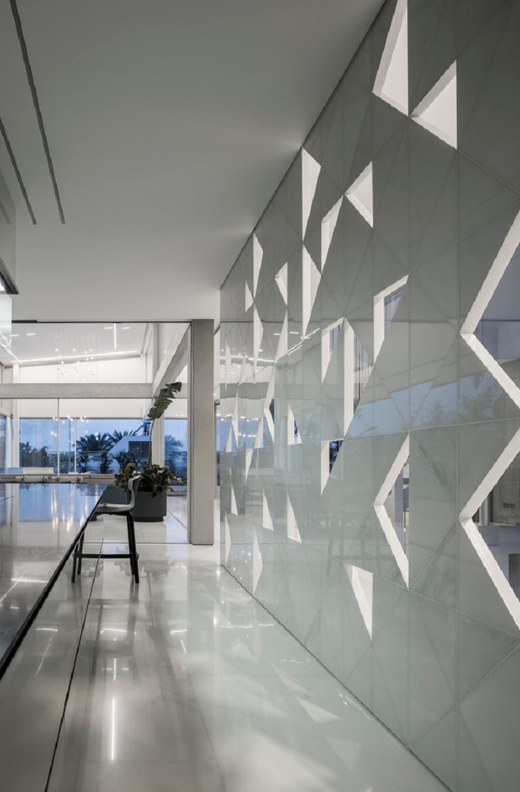 décoration minimaliste cuisine ultra moderne mur perforé en alu