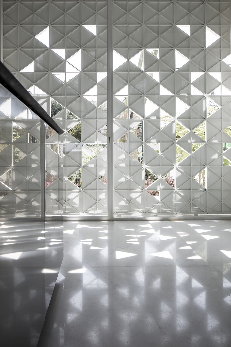 décoration minimaliste façade en aluminium perforé