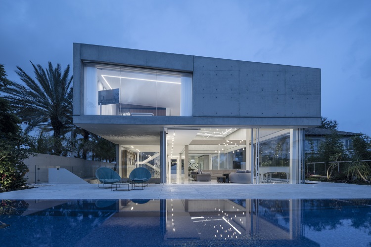 décoration minimaliste façade en béton piscine vue nocturne éclairage