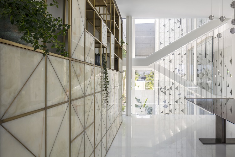 décoration minimaliste intérieur végétation meuble design escalier blanc