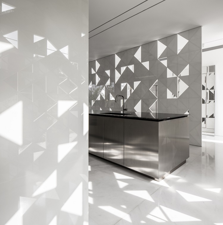 décoration minimaliste mur perforé en aluminium cuisine grise