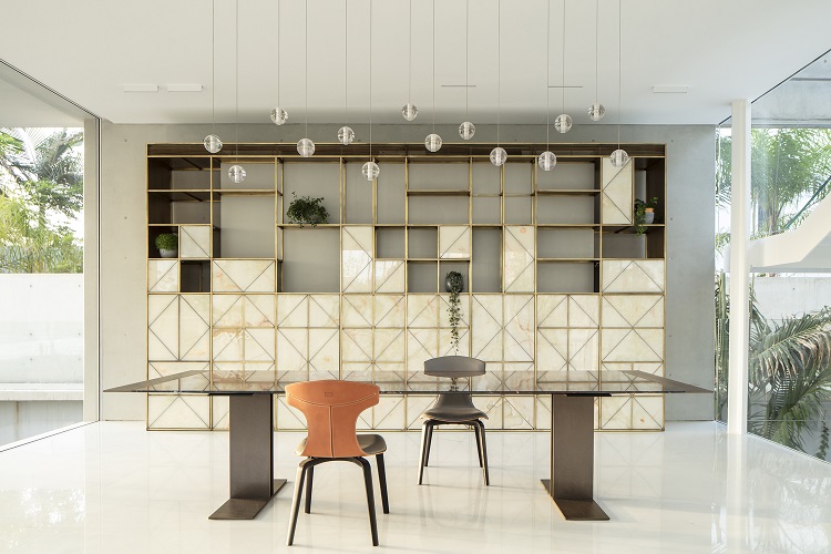 décoration minimaliste salle à manger chaise colorée suspensions design