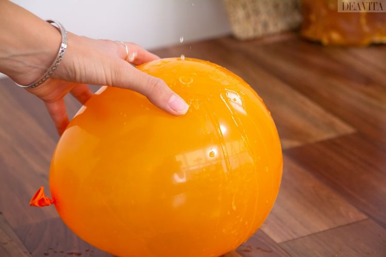expérience scientifique avec enfants faire exploser un ballon à l'aide des agrumes