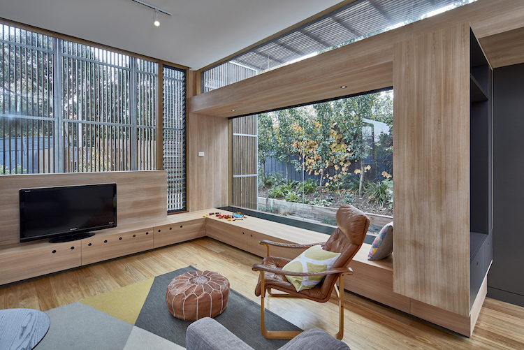 extension maison moderne bois bardage claire voie coin lecture tv plat fauteuil cuir