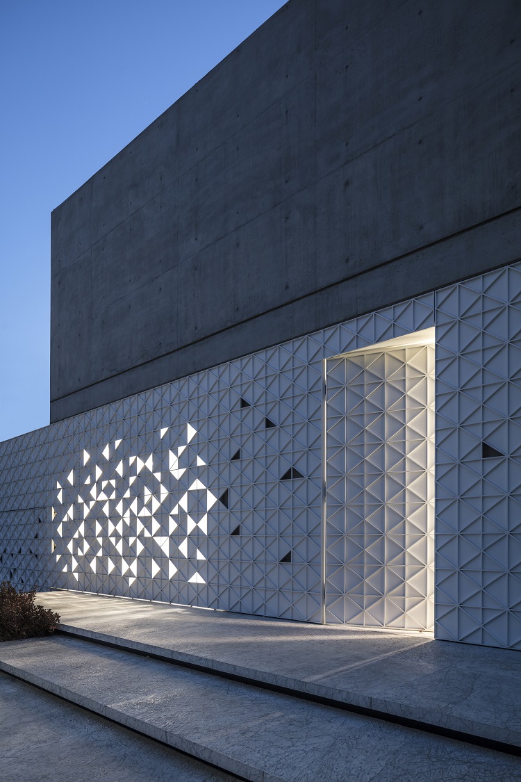 façade en aluminium perforée porte cachée