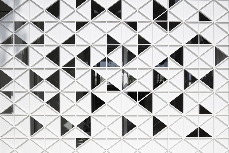 façade perforée en aluminium blanc