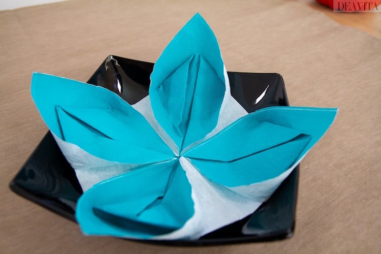 pliages de serviettes faciles fleur de lotus turquoise