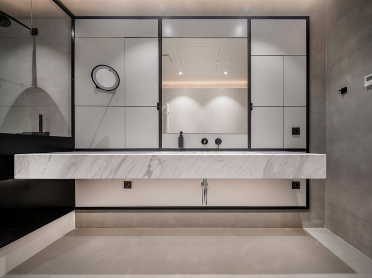 salle de bain blanche béton ciré marbre blanc