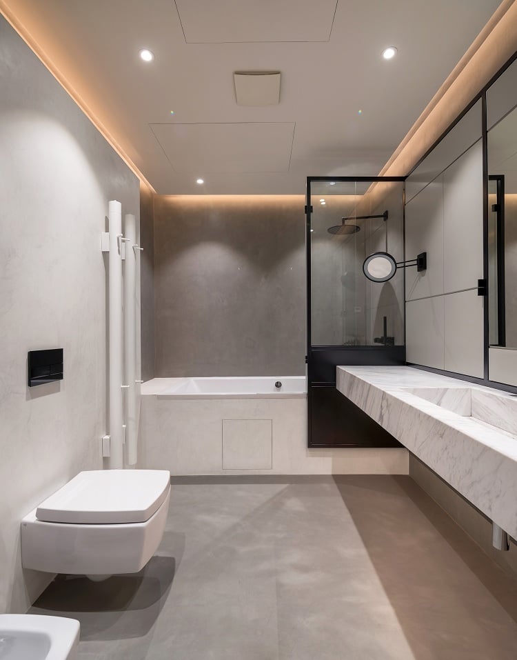 salle de bain blanche éclairage indirect marbre blanc