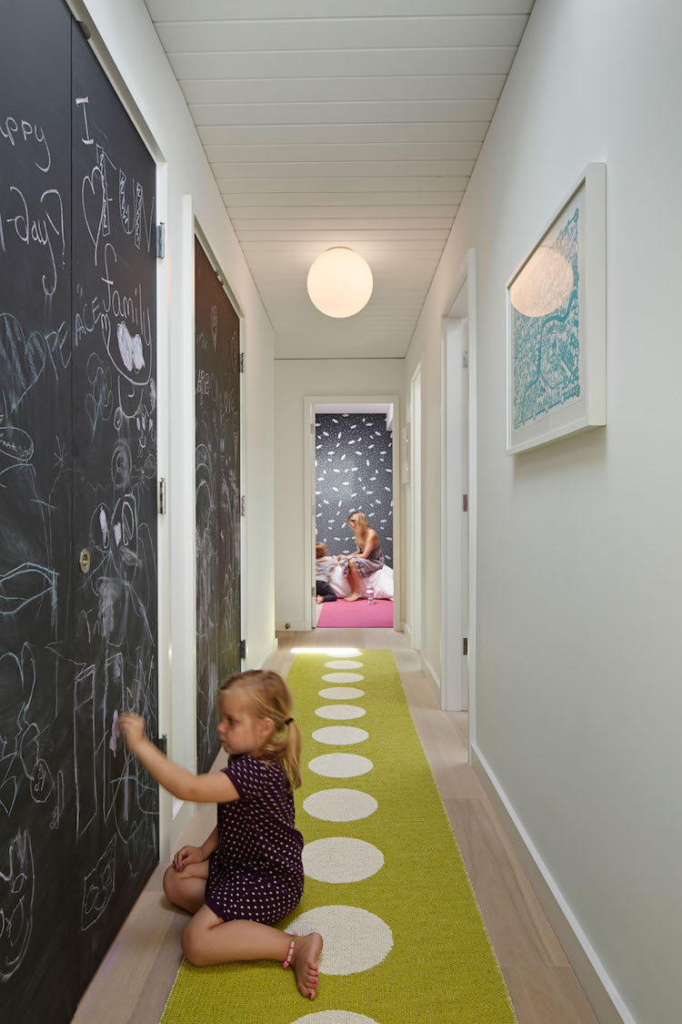 salle de jeux pour enfant couloir peinture noire tapis