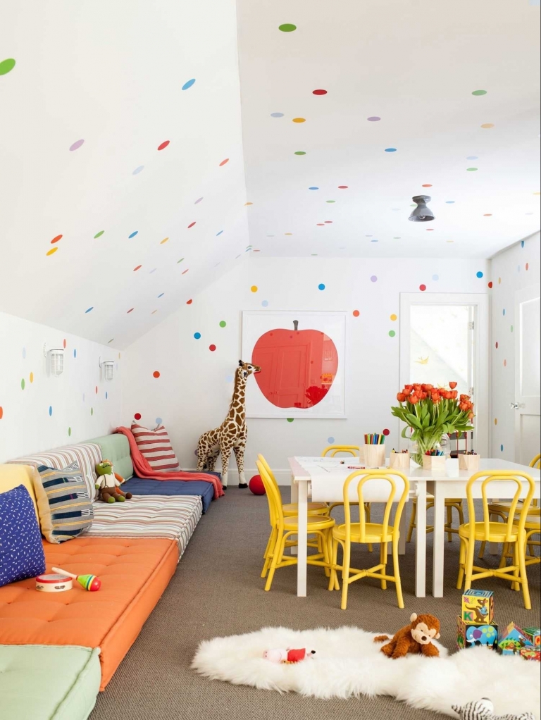 salle de jeux pour enfant deco pois multicolores matelas enfant
