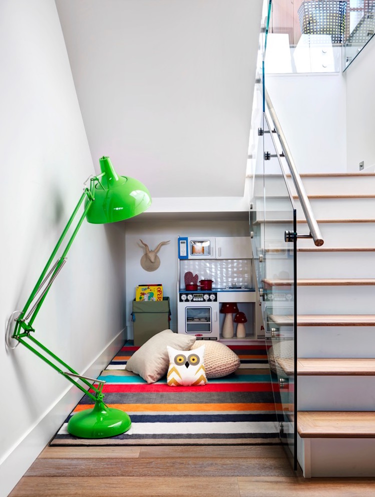 salle de jeux pour enfant kitchenette enfant espace sous escalier tapis coussins de sol