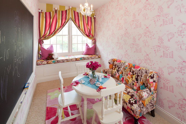 salle de jeux pour enfant petite fille tapis rose canape tapisse coin lecture banquette peinture noire