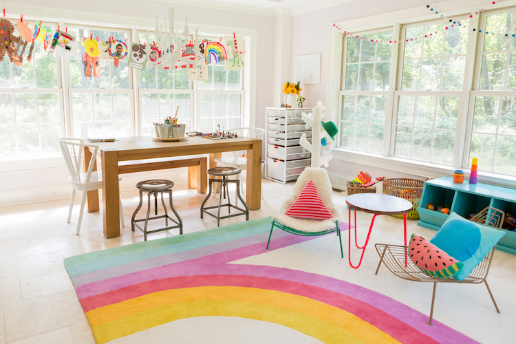 salle de jeux pour enfant tapis arc en ciel meubles enfant guirlandes
