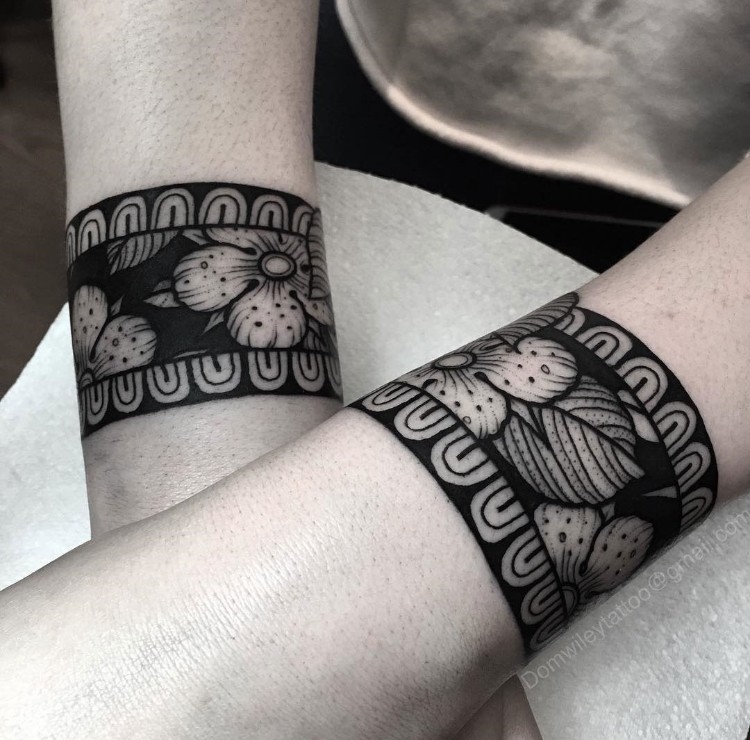 tatouage bracelet floral idée insolite tendance mini tatouages couple