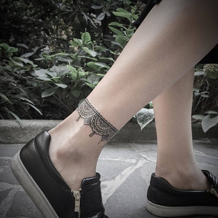 tatouage bracelet magnifique pour cheville motifs originaux encre noir