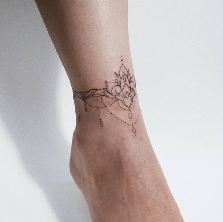 tatouage bracelet modèle élégant cheville femme