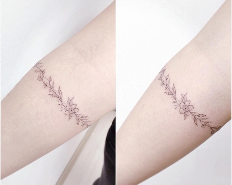 tatouage bracelet motifs fleurs