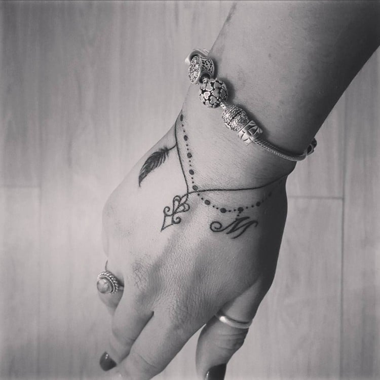 tatouage bracelet noir blanc modèle élégant femme motifs originaux