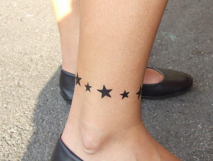 tatouage bracelet simple motif étoile cheville femme