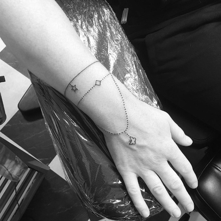 tatouage bracelet simple pour femme noir blanc
