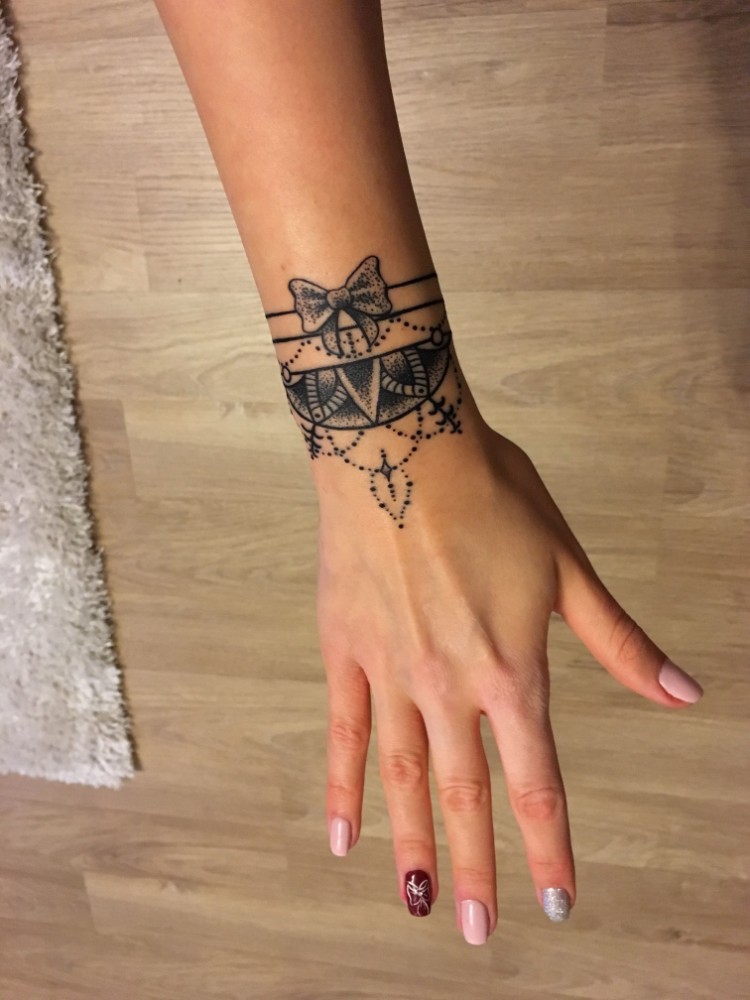 tatouage bracelet tendance femme idées insolites tendance mini tatouages