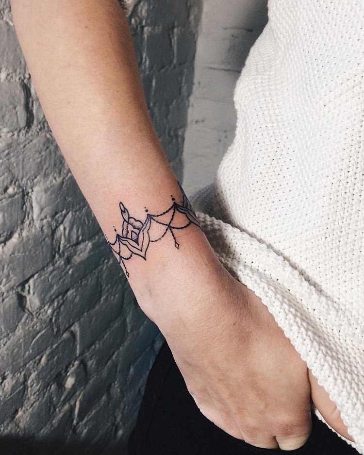 tatouage poignet poignet femme amatrice encre noir modèle délicat