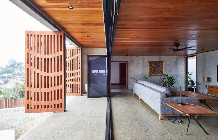 volets pliants claire-voie baie vitrée pliante en bois et en alu design intérieur moderne bois et béton