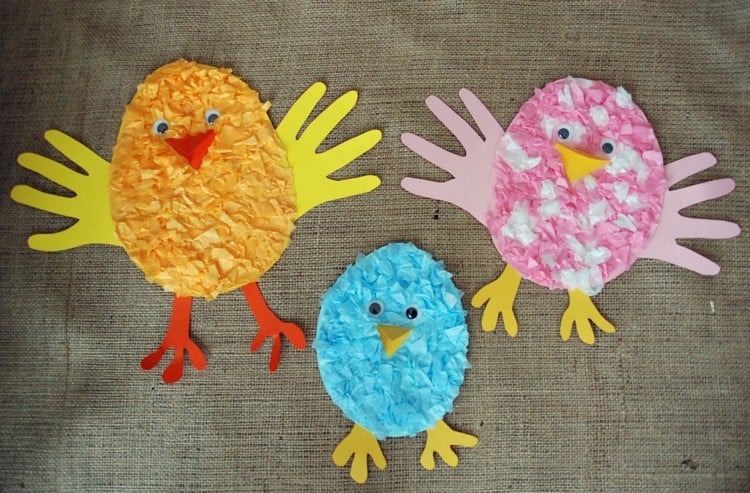 activité manuelle 2 ans poules de Pâques en papier