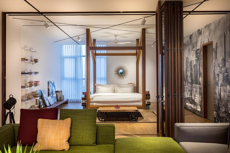 appartement moderne meubles colorés lit à baldaquin en bois