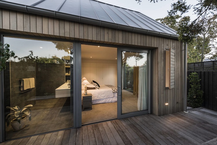 bois de cèdre vertical espace de vie extérieur chambre à coucher cosy