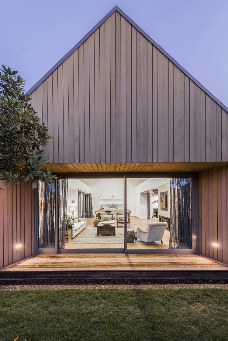 bois de cèdre vertical façade chaleureuse espace de vie extérieur