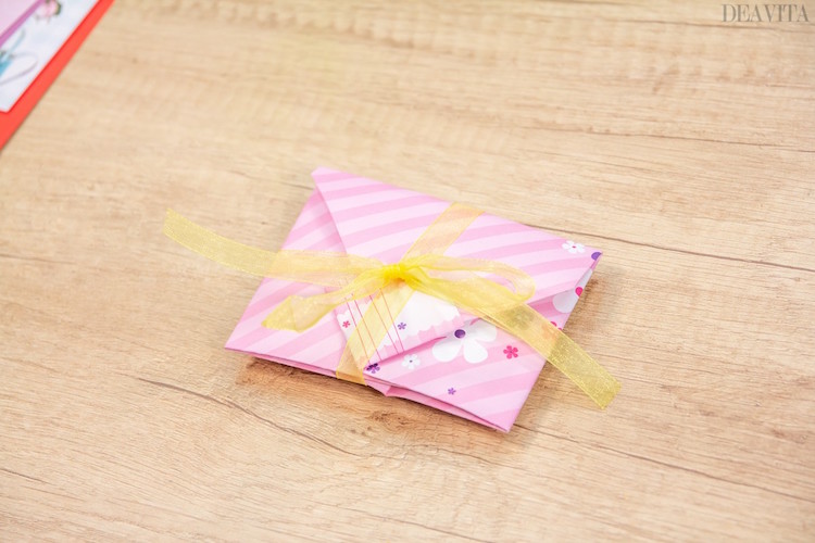 calendrier de l'Avent en papier DIY pochette rose bonbon ruban jaune
