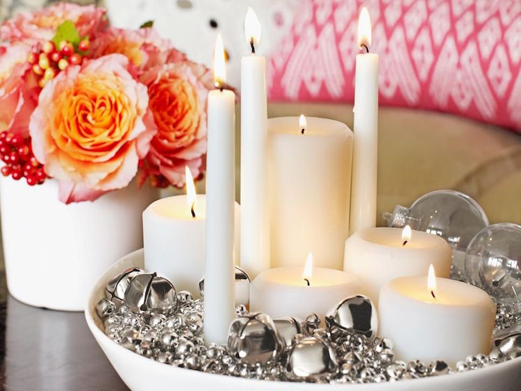 centre de table de Noel bougies blanches grelots de Noël argentés composition de roses