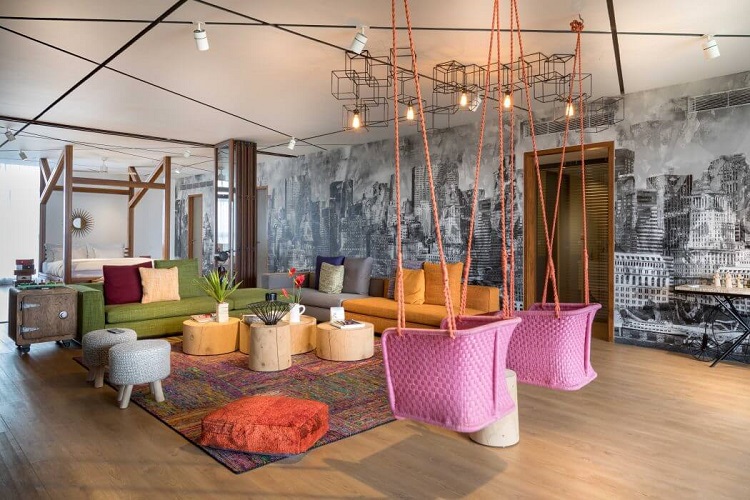 chaises suspendues papier peint meubles colorés