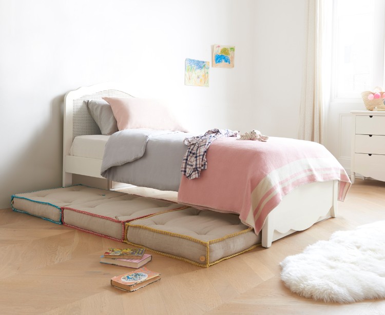 coussins matelas de sol enfant idée aménagement espace sous lit chambre fille moderne