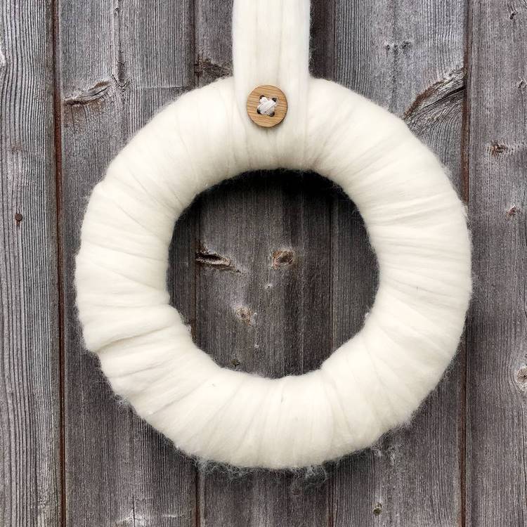 déco de Noël en laine couronne de porte laine bouton bois