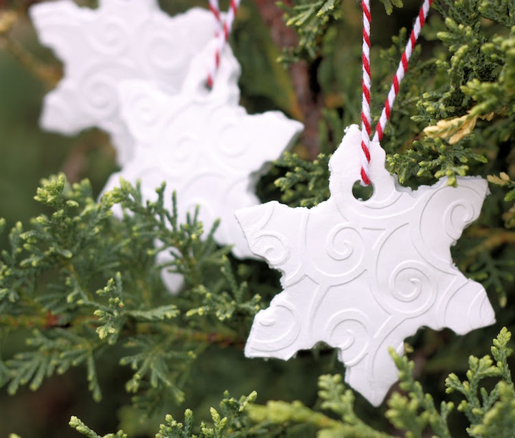 décorations pour sapin de Noel en argile blanche ornement flocon de neige arabesques relief