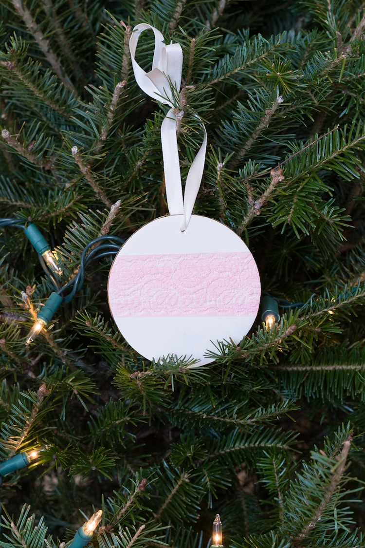 décorations pour sapin de Noel en argile ornement rond décoration empreinte dentelle rose
