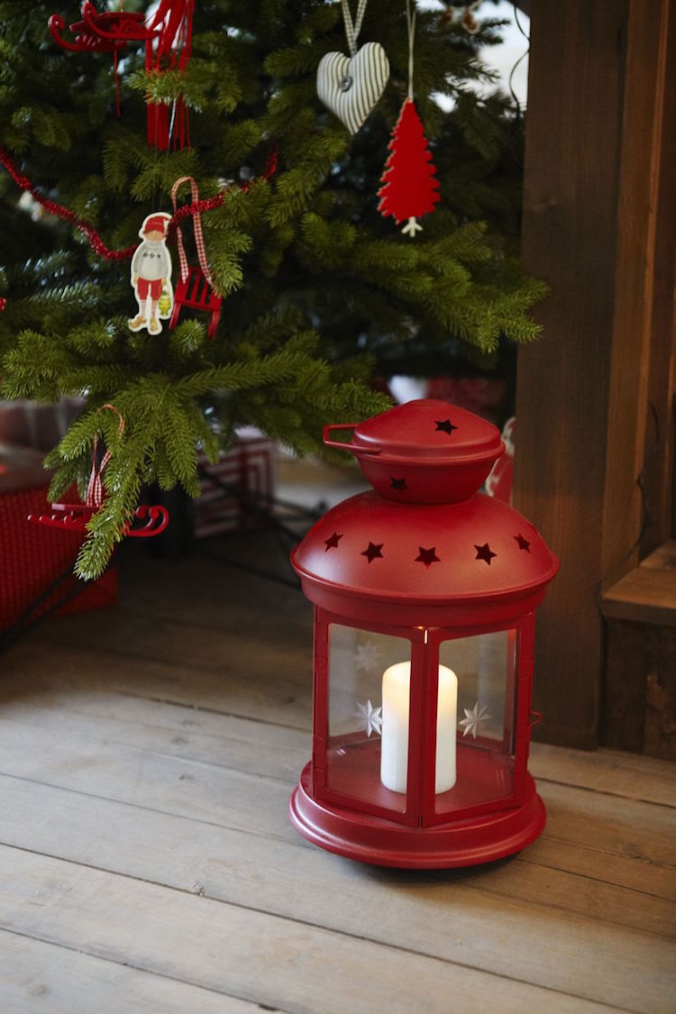 décorer une lanterne pour Noël ikea rotera rouge sapin décorations blanches rouges
