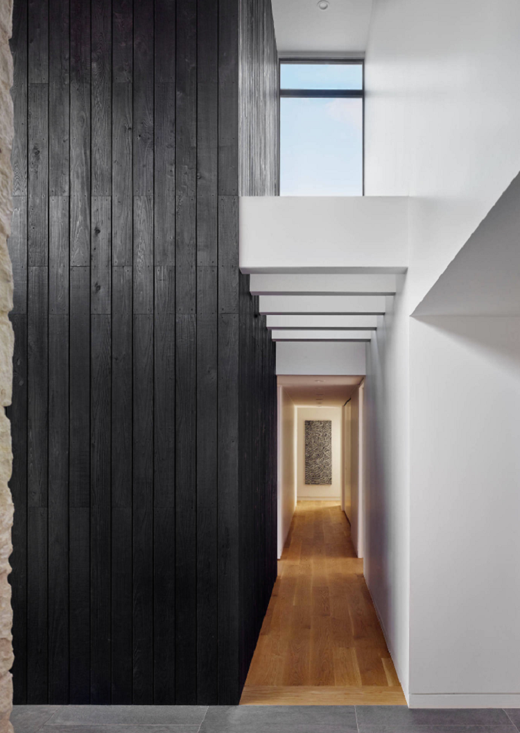 déco bois et blanc couloir mur en bois noir