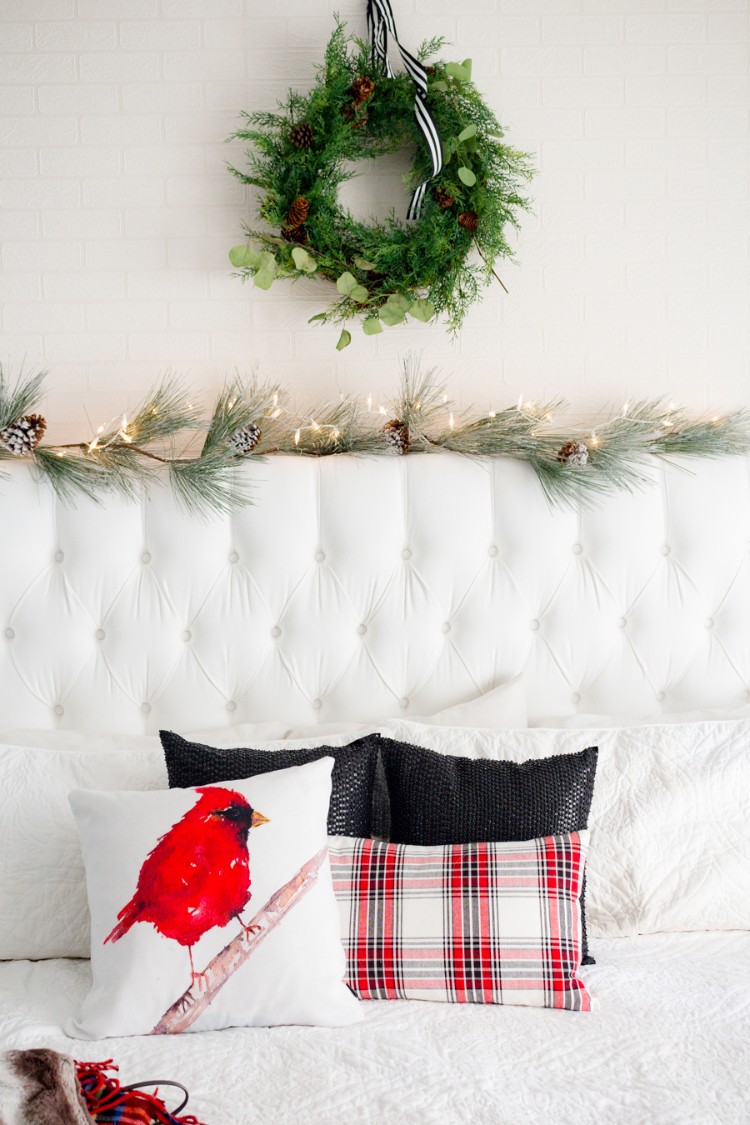 décoration de Noël pour chambre ambiance raffinée tout blanc couronne Noël naturelle tête lit