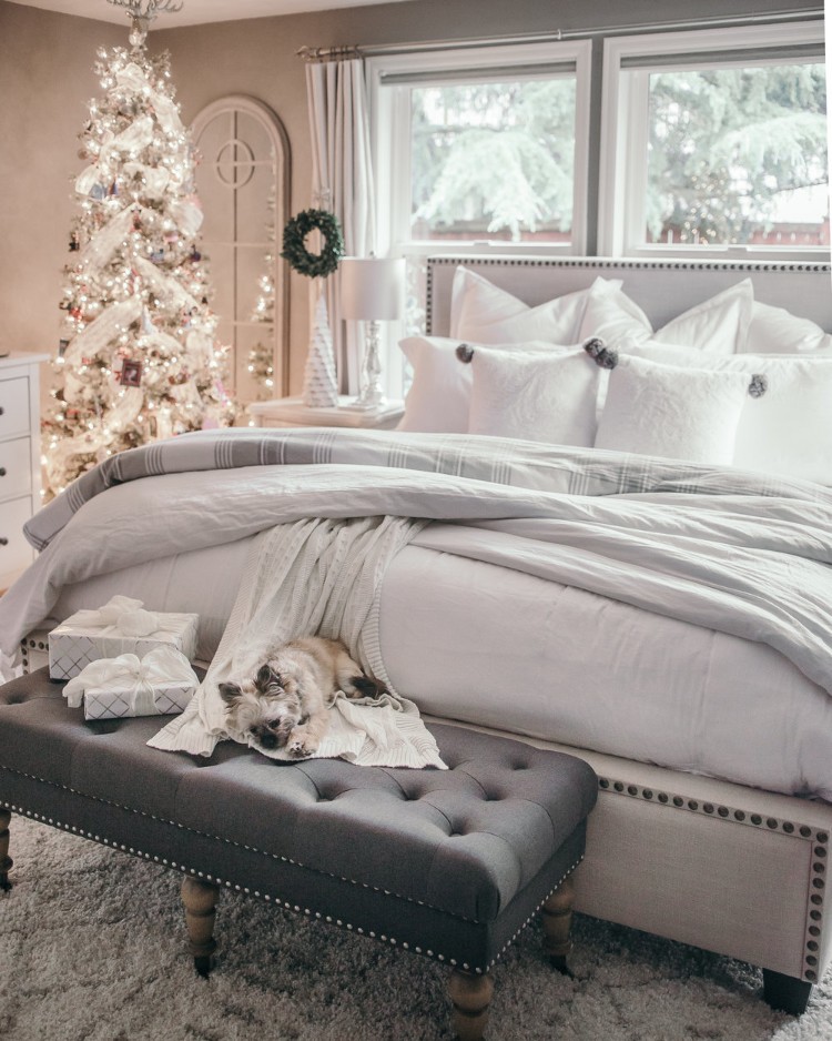 décoration de Noël pour chambre ambiance élégante lumineuse éclairage moderne intérieur blanc total look